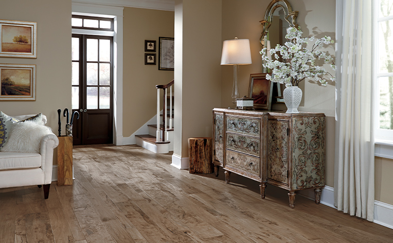 retro inspired living room area with hardwood flooring